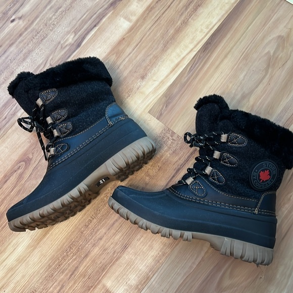 Great condition, women’s size 6 faux fur insulated waterproof boots - Picture 3 of 5